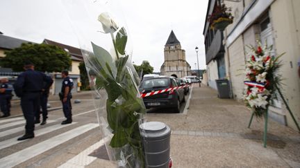 Des fleurs sont déposées à proximité du périmètre de sécurité qui entoure l'église de&nbsp;Saint-Etienne-du-Rouvray (Seine-Maritime), le 27 juillet 2016. (MAXPPP)