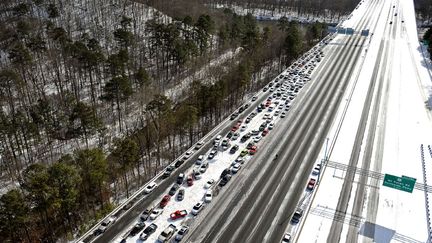 Vue a&eacute;rienne d'une voie rapide pr&egrave;s d'Atlanta (Georgie) encombr&eacute;e par des v&eacute;hicules abandonn&eacute;s par leurs propri&eacute;taires pendant la temp&ecirc;te de neige, le 29 janvier 2014. (DAVID TULIS / AP / SIPA)