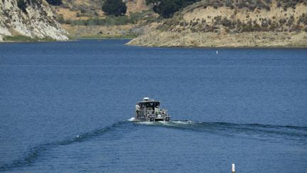 Un bateau à la recherche de l'actrice Naya Rivera, disparue dans le lac de Piru près de Fillmore, en Californie, le 10 juillet 2020.&nbsp; (ROBYN BECK / AFP)