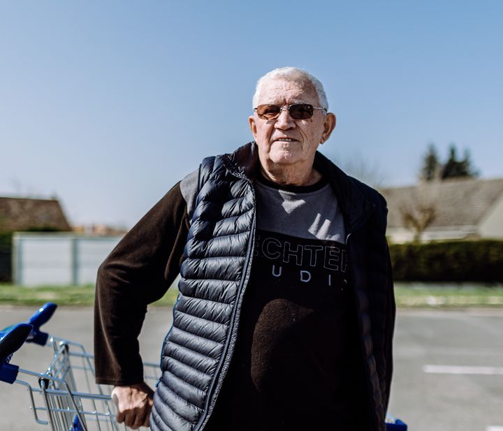 Yvon pose sur le parking d'un supermarché de Tergnier (Aisne), le 24 mars 2022. (PIERRE MOREL / FRANCEINFO)