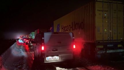 Ils n’ont pas pu bouger d’un centimètre la nuit dernière. Figés et bloqués par la neige et le verglas sur l’autoroute A36 à hauteur de Montbéliard dans le Doubs, plusieurs centaines d’automobilistes ont dû faire preuve de patience en raison d’importants ralentissements. (France 2)