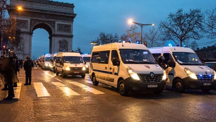 Des policiers mobilisés sur les Champs-Elysées lors d'une manifestation des "gilets jaunes", le 29 décembre 2018. (KARINE PIERRE / HANS LUCAS / AFP)