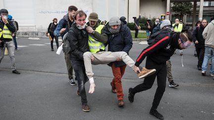 Un manifestant évacué lors de la manifestation des "gilets jaunes" le 26 janvier 2019 à Nantes (J?R?MIE LUSSEAU / HANS LUCAS)