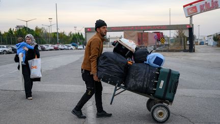 Des familles syriennes regagnent leur pays depuis la Turquie le 11 décembre 2024, après la chute du régime de Bachar al-Assad. (YASIN AKGUL / AFP)