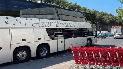 De plus en plus de Français prennent le car pour faire leurs courses en Espagne. Ils sont attirés par des prix plus bas, qui leur permettent de faire le plein pour le mois. (France 2)