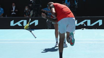 En demi-finale du tournoi double de l'Open d'Australie, Nick Kyrgios a cassé sa raquette avant de se qualifier pour la finale avec Thanasi Kokkinakis le 27 janvier 2022. (BRANDON MALONE / AFP)