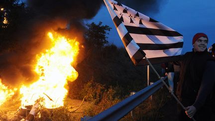 Un radar en feu &agrave; proximit&eacute; d'un portique &eacute;cotaxe, le 9 novembre 2013 &agrave; Jugon-les-Lacs (C&ocirc;tes d'Armor) (JEAN-FRANCOIS MONIER / AFP)