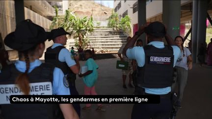 Une semaine après le passage du cyclone dévastateur du cyclone Chido, l’incertitude demeure concernant le bilan humain. Des équipes de gendarmerie sont déployées dans les zones les plus éloignées de l’archipel, apportant des vivres aux habitants en grande détresse. (franceinfo)