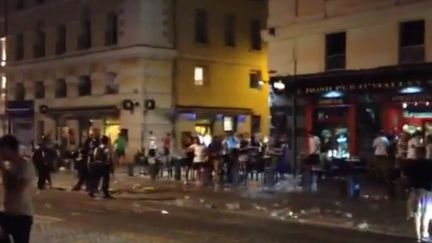 Capture écran de la vidéo de "La Provence" montrant&nbsp;des affrontements entre policiers et supporters anglais, vendredi 10 juin 2016. (LA PROVENCE)