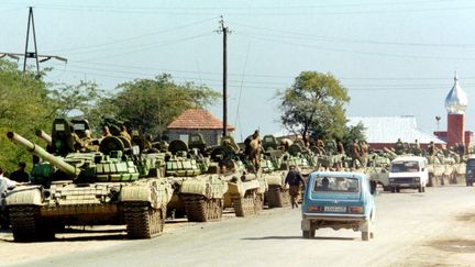 Chars russes dans la&nbsp;région frontalière entre la Tchétchénie et le Daguestan, le 29 septembre 1999. (REUTERS)