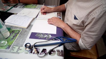 Une consultation d'un médecin au domicile d'un patient, à Marseille le 2 juin 2016. (VALLAURI NICOLAS / MAXPPP)