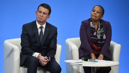 Manuel Valls et Christiane Taubira, lors d'une conférence de presse à Paris, le 23 décembre 2015. (ERIC FEFERBERG / AFP)