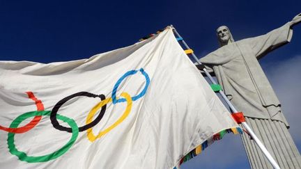 Le drapeau olympique à Rio de Janeiro, devant le Corcovado. (J.P.ENGELBRECHT / RIO DE JANEIRO GOVERNOR OFFICE / AFP)