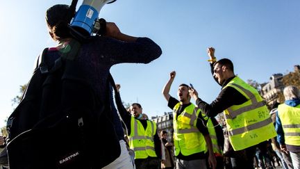 Des opposants au pass sanitaire et des "gilets jaunes" manifestent à Paris, le 16 octobre 2021. (KATIA ZHDANOVA / HANS LUCAS / AFP)