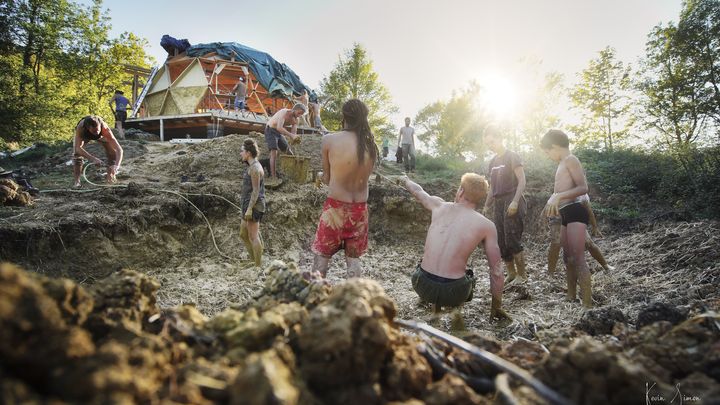 Au pied du Vercors dans la Drôme, Kevin Simon a aidé un maraîcher&nbsp;à finir la construction du toit de sa maison en terre et en paille. (KEVIN SIMON)