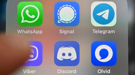 WhatsApp, Signal et Olvid font figure des messageries les plus sûres car elles sont chiffrées de bout en bout par défaut. (DAMIEN MEYER / AFP)
