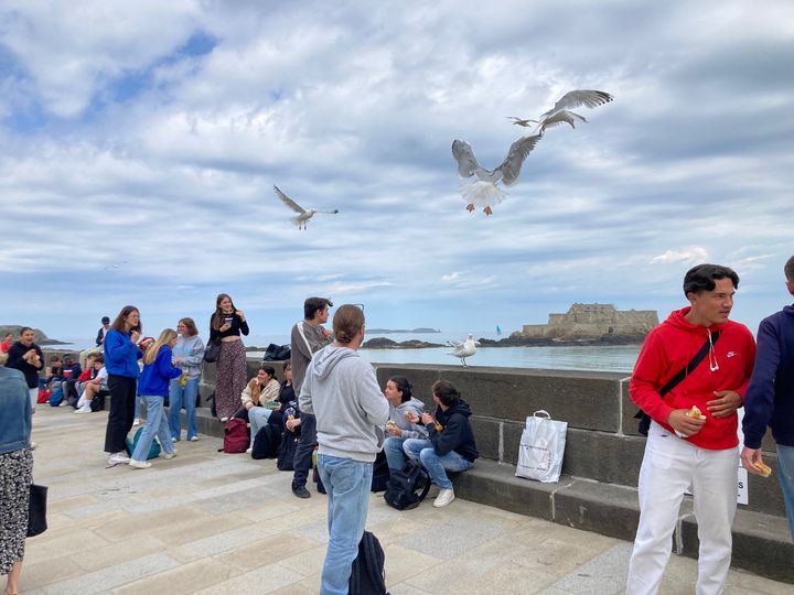 Pause pique-nique pour les élèves de la&nbsp;de la classe de&nbsp;1ère &nbsp;STMG du lycée Benjamin Franklin d'Auray (Morbihan), Festival Etonnants Voyageurs, Saint-Malo le 3 juin 2022 (Laurence Houot / FRANCEINFO CULTURE)