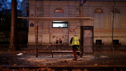 Un arrêt de bus&nbsp;vandalisé&nbsp;à Paris, le 2 décembre 2018, au lendemain de la mobilisation des "gilets jaunes". (BENOIT TESSIER / REUTERS)