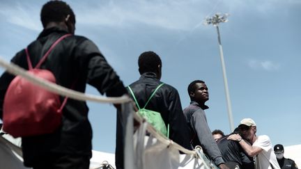 Des migrants descendent de l'Aquarius lors de leur arrivée à Valence (Espagne), le 17 juin 2018. (KARPOV / SOS MEDITERRANEE / AFP)