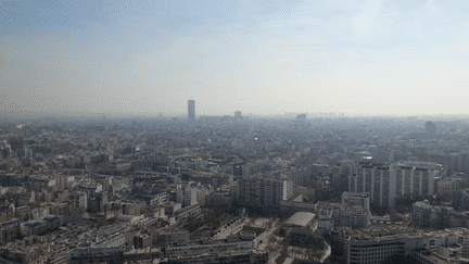 Paris sous la pollution, le 8 avril 2015. (YANN THOMPSON / FRANCETV INFO)