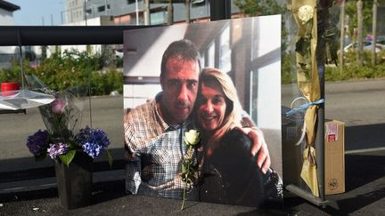 Portrait de Véronique Monguillot et de Philippe Monguillot, lors d'une marche blanche à Bayonne (Pyrénées-Atlantiques), le 8 juillet 2020. (GAIZKA IROZ / AFP)