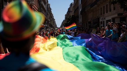 Le drapeau LGBT lors de la Marche des Fiertés à Toulouse, en juillet 2022. (MATTHIEU RONDEL / AFP)