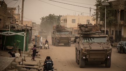 Des militaires de la force Barkhane, à Tombouctou, au Mali, le 14 décembre 2021.&nbsp; (FLORENT VERGNES / AFP)