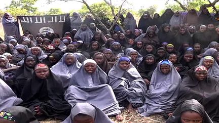 Capture d'&eacute;cran d'une vid&eacute;o du groupe islamiste arm&eacute; Boko Haram, publi&eacute;e le 12 mai 2014, montrant les lyc&eacute;ennes enlev&eacute;es le 14 avril &agrave; Chibok, au Nigeria. (BOKO HARAM / AFP)