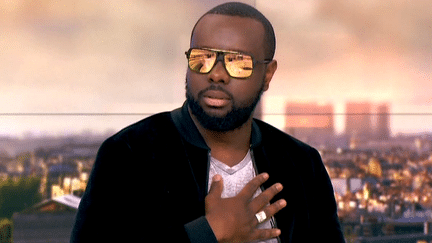 Maître Gims sur le plateau de France 2
 (France 2)