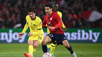 Benjamin André (à droite) face à Mason Mount lors du match entre Chelsea et Lille en huitièmes de final de la Ligue des champions, le 16 mars 2022. (FRANCK FIFE / AFP)