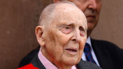 L'ancien résistant Daniel Cordier assiste à une cérémonie commémorant l'appel du général de Gaulle en juin 1940, à Suresnes (Hauts-de-Seine), le 18 juin 2018. (CHARLES PLATIAU / AFP)