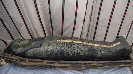 L'un des sarcophages dévoilés lors de la présentation des nouvelles découvertes de la mission archéologoique égyptienne conduite par&nbsp;Zahi Hawass dans la nécropole de Saqqarah. (KHALED DESOUKI / AFP)