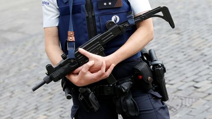 Un policier belge à Bruxelles (Belgique), le 21 juillet 2016. (FRANCOIS LENOIR / REUTERS)