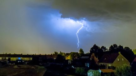 Un orage frappe la ville de Godewaersvelde, dans le nord de la France, le 18 juillet 2014. (PHILIPPE HUGUEN / AFP)