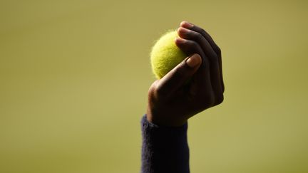 Une ramasseuse de balles lors d'un match de tennis à Wimbledon, au Royaume-Uni, le 13 juillet 2018. (OLI SCARFF / AFP)