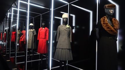 Une longue galerie, un peu sombre, propose un résumé de l’évolution de la ligne et de l’allure Dior depuis 1947. Cette salle est illustrée de robes et d’extraits de films ou de vidéos de défilés. La sélection des couleurs modèles et les jeux de lumière lui donne une atmosphère très graphique. 
 (Corinne Jeammet)