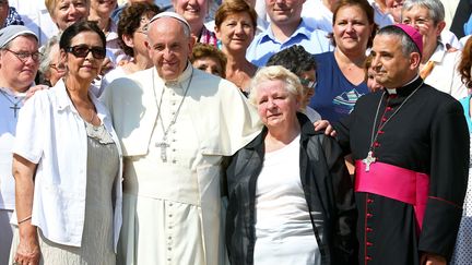 Le pape François en compagnie de père Dominique Lebrun, de Roselyne et Chantal Hamel, les soeurs de père&nbsp;Jacques Hamel au Vatican, le 14 septembre 2016. (ALESSANDRO BIANCHI / REUTERS)