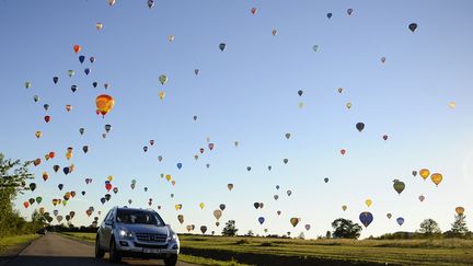 Tentative d'&eacute;tablissement d'un nouveau record du monde de mongolfi&egrave;res en vol en pr&eacute;sence de 408 engins au-dessus de Chambley-Bussi&egrave;res (Meurthe-et-Moselle), le 31 juillet 2013. (JEAN-CHRISTOPHE VERHAEGEN / AFP)