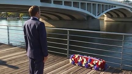 Emmanuel Macron a déposé une gerbe de fleurs au pont de Bezons&nbsp;à Colombes (Hauts de Seine), le 16 octobre 2021.&nbsp; (FRANCEINFO / FRANCE TÉLÉVISION)