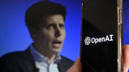 Une image de l'ex-directeur général d'OpenAI, Sam Altman, à côté du logo de la start-up spécialisée dans l'intelligence artificielle. (OLIVIER DOULIERY / AFP)