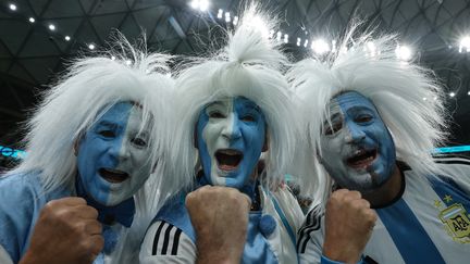 Et un et deux et trois zéro ! Victoire de l’Argentine 3-0 face à la Croatie lors de la demi-finale de la Coupe du monde de foot, mardi 13 décembre 2022 pour la plus grande joie des supporters. (GIUSEPPE CACACE / AFP)