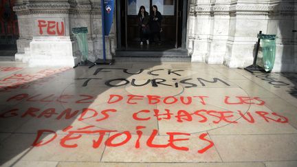 A la peinture rouge, des slogans anarchistes ont &eacute;t&eacute; tagu&eacute;s sur la porte et le seuil de la basilique du Sacr&eacute;-C&oelig;ur, &agrave; Paris, mardi 18 mars 2014.&nbsp; (MARTIN BUREAU / AFP)