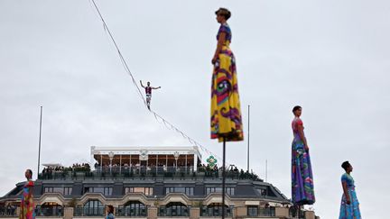 Il avait déjà relié la tour Eiffel et le palais de Chaillot. Le funambule français Nathan Paulin a cette fois traversé la Seine à sa manière, entouré de danseuses. (MADDIE MEYER / AFP)