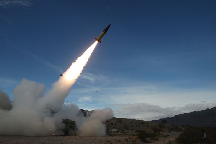 Un missile ATACMS tiré le 14 décembre 2021 lors d'exercices de l'armée américaine dans le désert du Nouveau-Mexique (Etats-Unis). (JOHN HAMILTON / AFP)