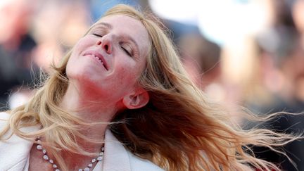 L’actrice Sandrine Kiberlain s’amuse à jouer avec le vent devant les flashs des photographes.&nbsp; (VALERY HACHE / AFP)