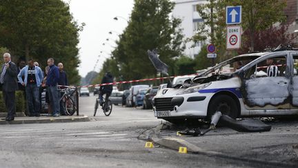 Le véhicule de police brûlé après des jets de cocktails Molotov à Viry-Châtillon (Essonne), le 8 octobre 2016. (THOMAS SAMSON / AFP)