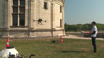 Un drone utilisé pour nettoyer les murs du château de Chambord. (CAPTURE D'ÉCRAN FRANCE 3)