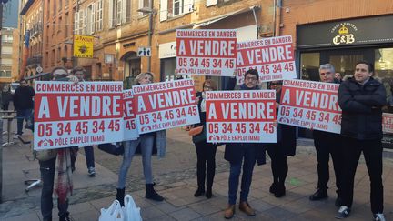 Des centaines de commerçants du centre-ville de Toulouse affichent leur colère contre les dégradations et violences en marge des manifestations des "gilets jaunes" sur leur vitrine. (Alain Gastal / RADIO FRANCE)