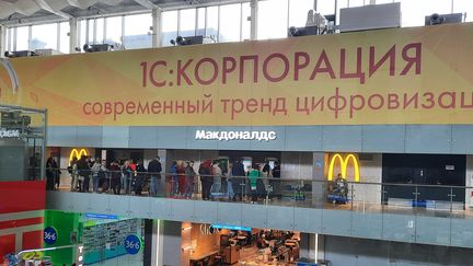 Le restaurant Mc Donald's de la gare de Leningrad à Moscou, Russie, le 20 mai 2022. (SYLVAIN TRONCHET / RADIO FRANCE)