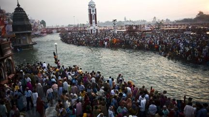 Pélerins Hindous sur les bords de la rivière du Gange à Haridwar pendant le festival Kumbh Mela le 13 avril (AFP / PHOTO PEDRO UGARTE)